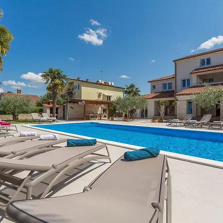 Lauschiges Mit 60m2 Pool, Babybett, Waschmaschine, Grillbereich - Nur 800 Meter Zum * Porec
