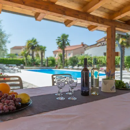Lauschiges Mit 60m2 Pool, Babybett, Waschmaschine, Grillbereich - Nur 800 Meter Zum Poreč