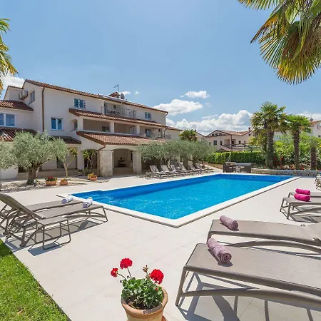 Apartment Lauschiges Mit 60m2 Pool, Babybett, Waschmaschine, Grillbereich - Nur 800 Meter Zum Porec