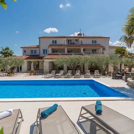 Apartment Lauschiges Mit 60m2 Pool, Babybett, Waschmaschine, Grillbereich - Nur 800 Meter Zum