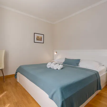 Apartment Lauschiges Mit 60m2 Pool, Babybett, Waschmaschine, Grillbereich - Nur 800 Meter Zum Poreč