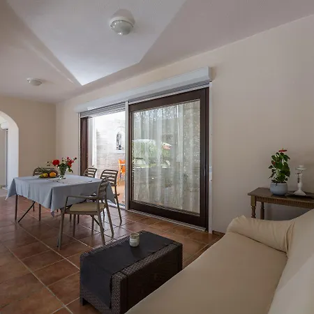 Lauschiges Mit 60m2 Pool, Babybett, Waschmaschine, Grillbereich - Nur 800 Meter Zum * Poreč