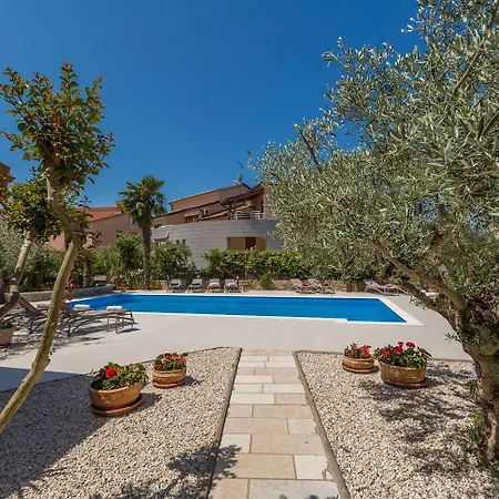 Lauschiges Mit 60m2 Pool, Babybett, Waschmaschine, Grillbereich - Nur 800 Meter Zum Apartment *