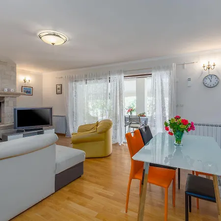 Lauschiges Mit 60m2 Pool, Babybett, Waschmaschine, Grillbereich - Nur 800 Meter Zum Apartment *