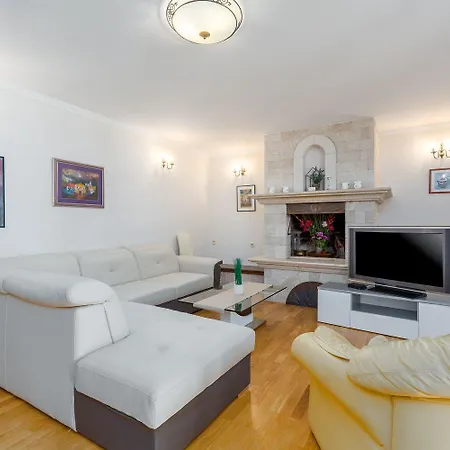 Apartment Lauschiges Mit 60m2 Pool, Babybett, Waschmaschine, Grillbereich - Nur 800 Meter Zum Porec