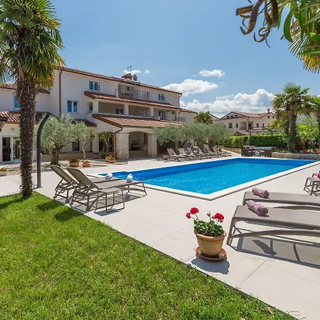Lauschiges Mit 60m2 Pool, Babybett, Waschmaschine, Grillbereich - Nur 800 Meter Zum Poreč