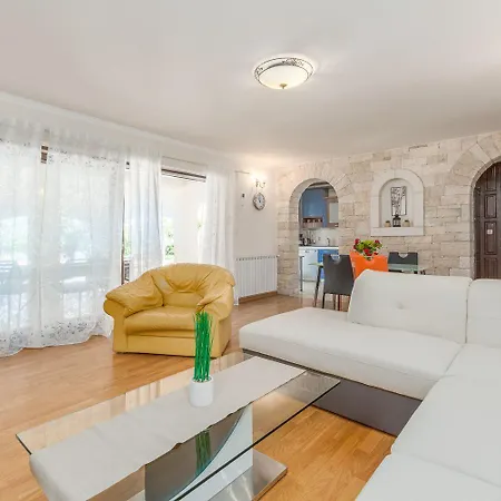 Lauschiges Mit 60m2 Pool, Babybett, Waschmaschine, Grillbereich - Nur 800 Meter Zum Apartment