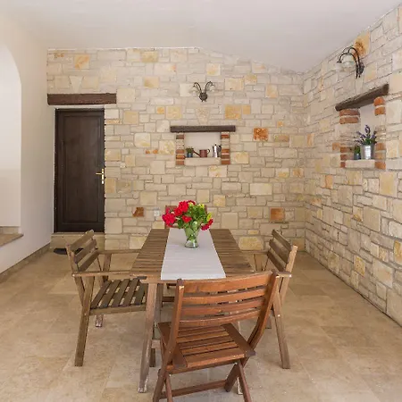 Lauschiges Mit 60m2 Pool, Babybett, Waschmaschine, Grillbereich - Nur 800 Meter Zum Apartment Poreč