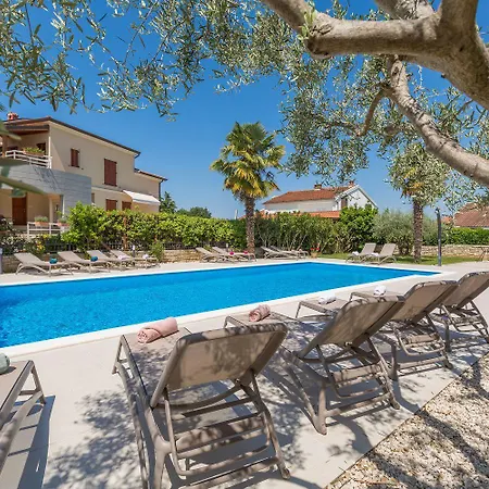 Lauschiges Mit 60m2 Pool, Babybett, Waschmaschine, Grillbereich - Nur 800 Meter Zum Poreč