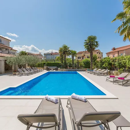 Apartment Lauschiges Mit 60m2 Pool, Babybett, Waschmaschine, Grillbereich - Nur 800 Meter Zum Porec