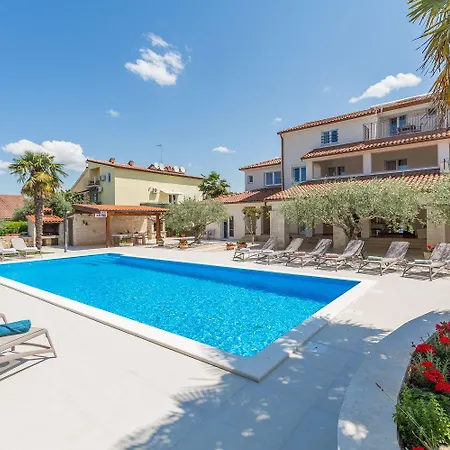 Lauschiges Mit 60m2 Pool, Babybett, Waschmaschine, Grillbereich - Nur 800 Meter Zum * Porec